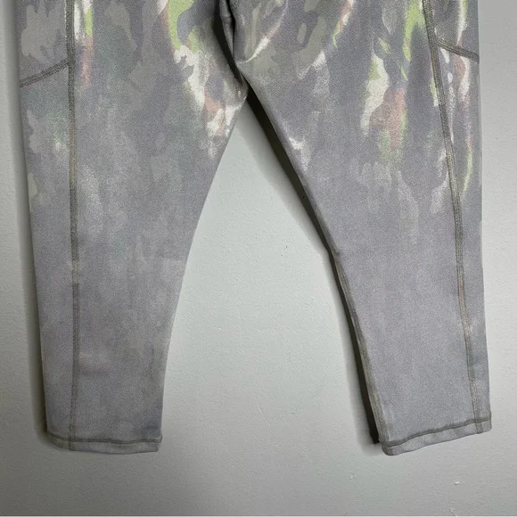 ZYIA Silver Camo Metallic Pocket Light n Tight Hi-Rise Capri 20" Leggings Sz M - Picture 13 of 16